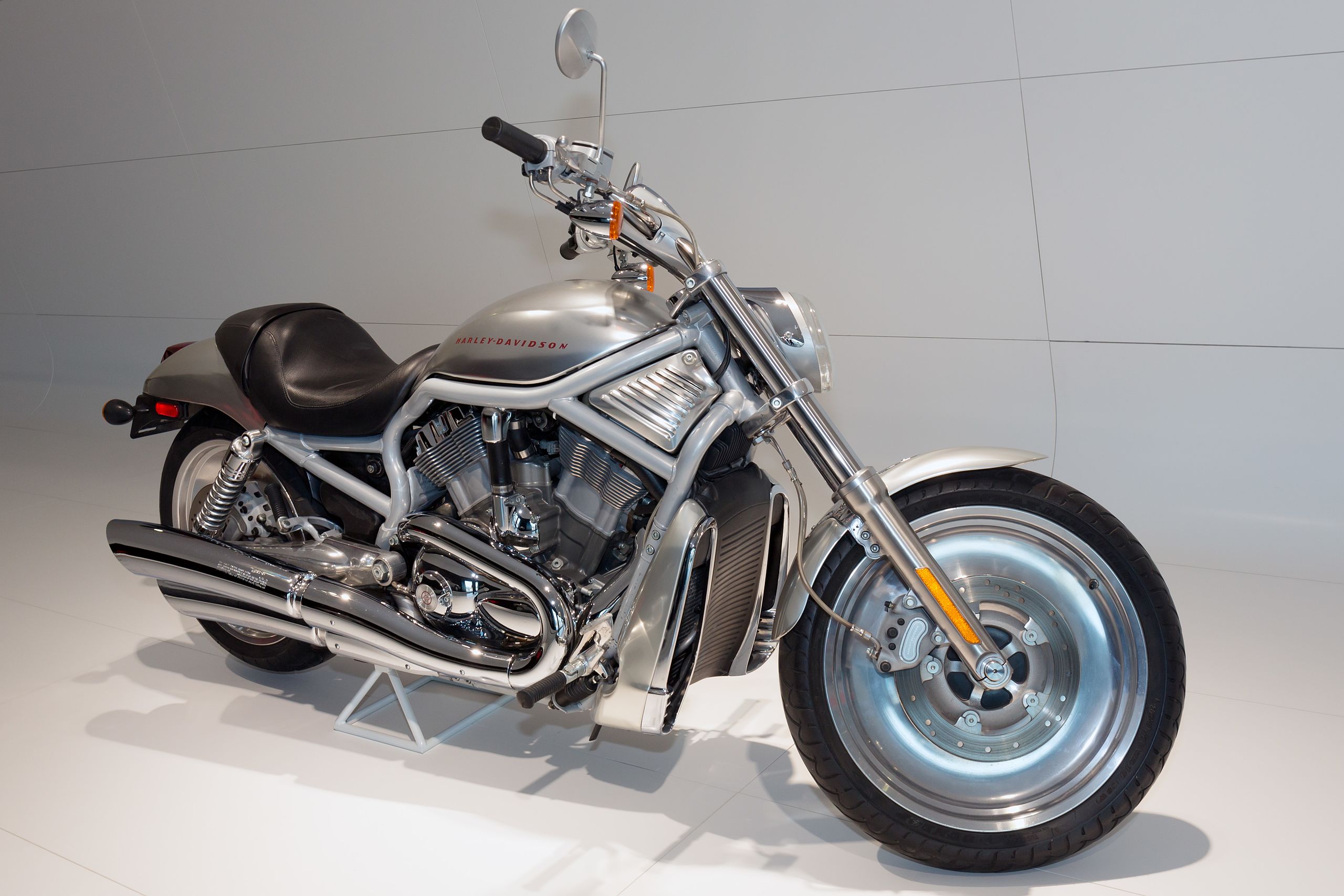 Harley-Davidson_V-Rod_front-right_Porsche_Museum